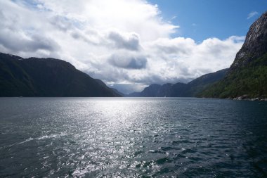 Norveç 'teki Lysefjord fiyortu ve kanyonu son derece dik granit kaya duvarları