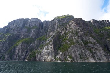 Norveç 'teki Lysefjord fiyort ve kanyonunun altından görünen granitten yapılmış preikestolen minpit kayası.