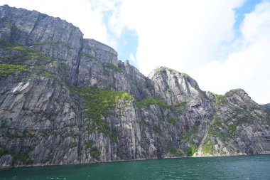 Norveç 'teki Lysefjord fiyort ve kanyonunun altından görünen granitten yapılmış preikestolen minpit kayası.