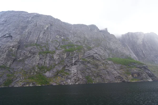 挪威Lysefjord峡湾和峡谷的白色和灰色极其陡峭的花岗岩岩壁 — 图库照片