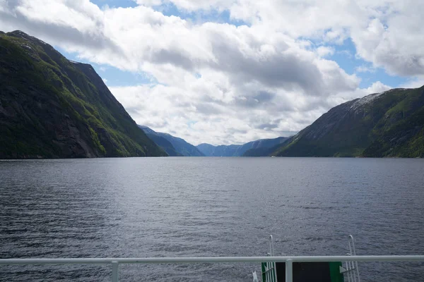 美丽而风景秀丽的挪威丽西峡湾 — 图库照片