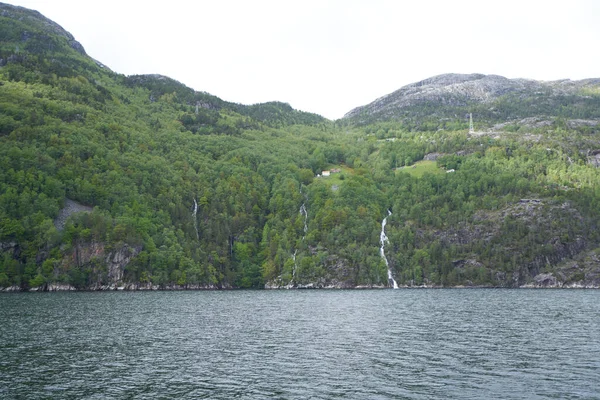 挪威Lysefjord峡湾和峡谷的白色和灰色极其陡峭的花岗岩岩壁 — 图库照片