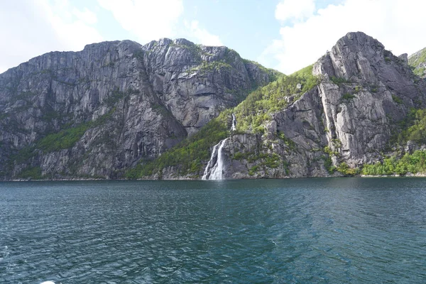 挪威Lysefjord峡湾和峡谷的白色和灰色极其陡峭的花岗岩岩壁 — 图库照片