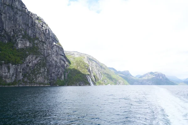 美しく風光明媚なノルウェーのライセフィヨルド — ストック写真