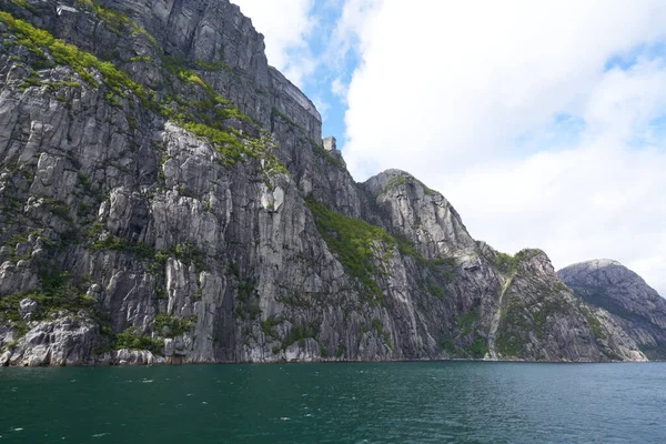 Rocha Púlpito Preikestolen Feita Granito Visto Baixo Fundo Fiorde Lysefjord — Fotografia de Stock