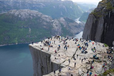 Preikestolen, Prekestolen veya Minpit Rock, Norveç 'in Stavanger kenti yakınlarında yer alan ünlü bir turistik merkezdir.