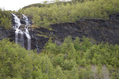 Yağmurlu havada Norveç dağlarına düşer..