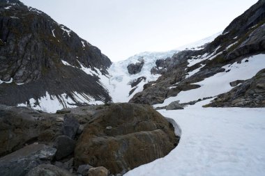 Dağlarda buzulların tepesinde orman, Odda, Tehlike Bölgesi, Hordaland Bölgesi, Norveç
