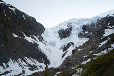Dağlarda buzulların tepesinde orman, Odda, Tehlike Bölgesi, Hordaland Bölgesi, Norveç