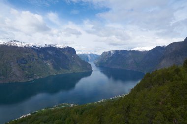 Stegastein Overlook 'dan Aurlandsfjord manzarası, Batı Norveç fiyortları, Norveç