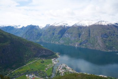 Stegastein Overlook 'dan Aurlandsfjord manzarası, Batı Norveç fiyortları, Norveç