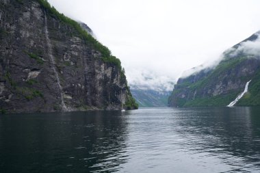 GEIRRANGER, NORway - 2020 HAZİRAN 21. Ünlü Yedi Kız Kardeş Şelalesi Geiranger Fjord 'da..