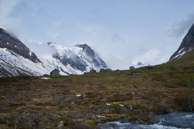 bulutlu dağ manzarası, Avrupa 'da çekilen görüntü, Lofoten Adaları, Norveç, Kuzey Avrupa