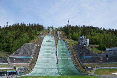 Lillehammer, Norveç, 18 Temmuz 2019: Lillehammer Norveç 'te Lysgardsbakken olarak bilinen ünlü kayak atlama arenası,