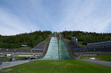 Lillehammer, Norveç, 18 Temmuz 2019: Lillehammer Norveç 'te Lysgardsbakken olarak bilinen ünlü kayak atlama arenası,