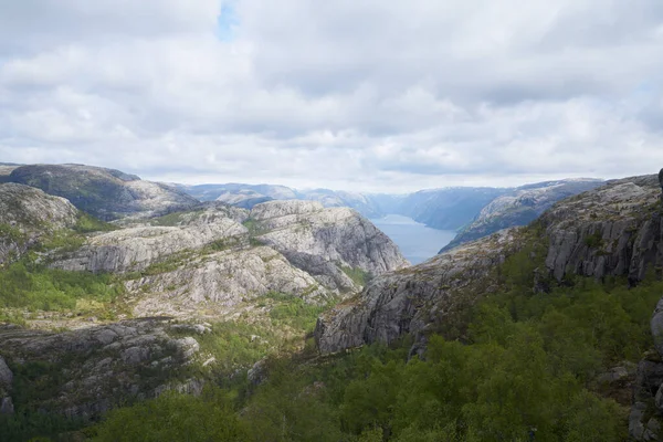 在一个清澈的夏日里 挪威背对着Lysefjord Fjord峡湾的偷前岩石令人叹为观止 — 图库照片