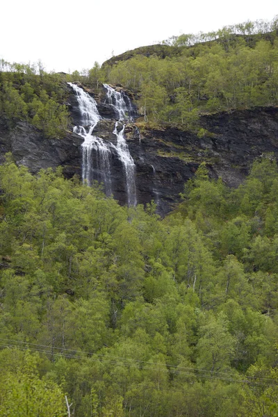 ノルウェーの山の中の滝雨の日 — ストック写真