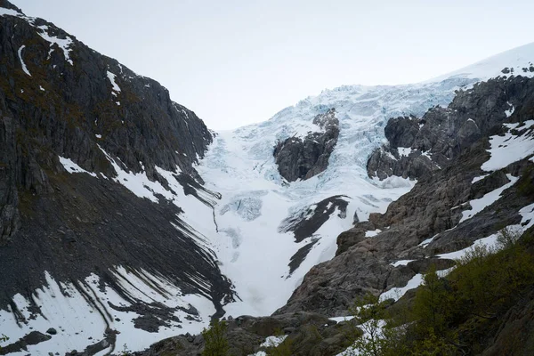 Dağlarda buzulların tepesinde orman, Odda, Tehlike Bölgesi, Hordaland Bölgesi, Norveç