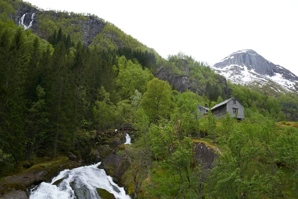 Casa Madera Cerca Una Cascada Una Pendiente Montaña Empinada Con — Foto de Stock