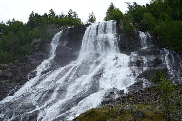 Norveç 'in Vestland ilçesindeki Furebergfossen şelalesinin hava manzarası. Manzaralı Yaz Manzarası.