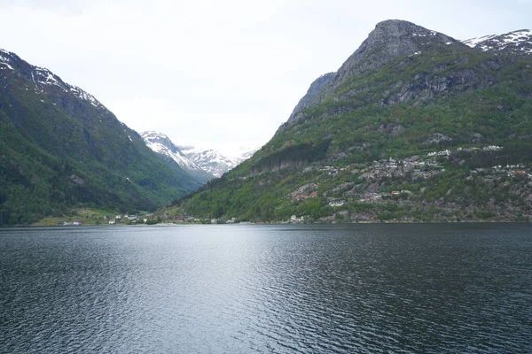 挪威斯塔万格至敖达公路上的峡湾美景 映照在山水中 — 图库照片