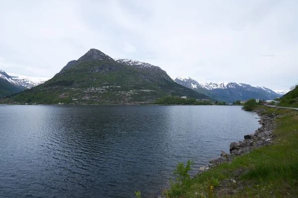 挪威斯塔万格至敖达公路上的峡湾美景 映照在山水中 — 图库照片