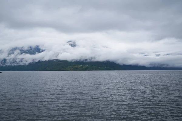 Morgon Norska Landskapet Med Berg Och Dimma Över Sjön — Stockfoto