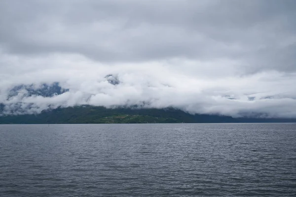 Norská Krajina Ráno Horami Mlha Nad Jezerem — Stock fotografie