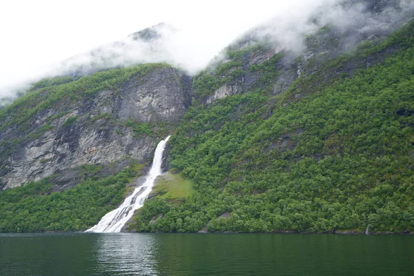 Geiranger Noruega 2020 Junho Famosa Cachoeira Das Sete Irmãs Fiorde — Fotografia de Stock