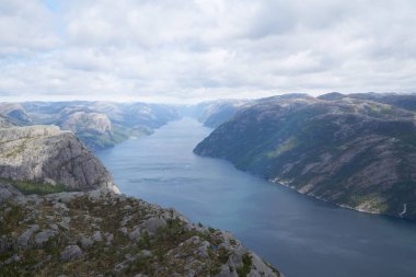 Açık bir yaz gününde Norveç 'te Lysefjord fiyortlu Preikestolen kayasının nefes kesici manzarası.