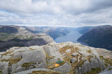 Açık bir yaz gününde Norveç 'te Lysefjord fiyortlu Preikestolen kayasının nefes kesici manzarası.