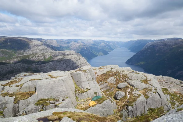 在一个清澈的夏日里 挪威背对着Lysefjord Fjord峡湾的偷前岩石令人叹为观止 — 图库照片