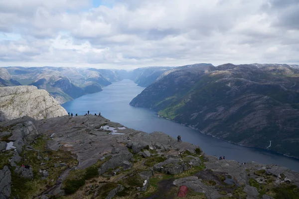 Açık bir yaz gününde Norveç 'te Lysefjord fiyortlu Preikestolen kayasının nefes kesici manzarası.