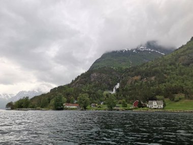 Hjelle, Stryn, Norveç 'teki Idyllic manzarası. En iyi yansımaları.