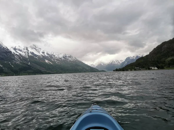 Naso Kayak Con Una Vista Paesaggio Montagna Lago Norway Hjelle — Foto Stock