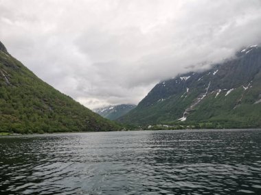 Hjelle, Stryn, Norveç 'teki Idyllic manzarası. En iyi yansımaları.