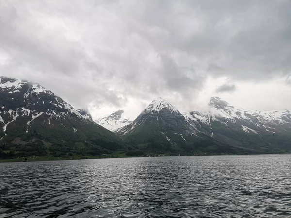 Idylliczna Sceneria Hjelle Stryn Norwegia Refleksje Najlepszym Wydaniu — Zdjęcie stockowe