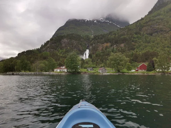 Ніс Каяка Видом Норвезьке Озеро Гірський Пейзаж Норвегії — стокове фото