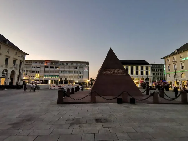 Pyramid Karlsruhe Market Square lizenzfreie Stockfotos