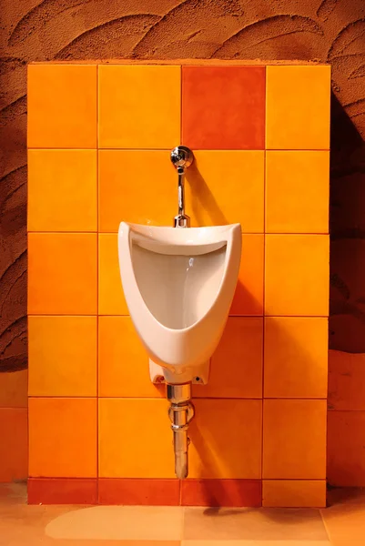 近代的なトイレ便器行とインテリア — ストック写真