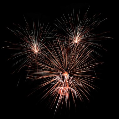 Kara gökyüzü arka planında renkli havai fişekler