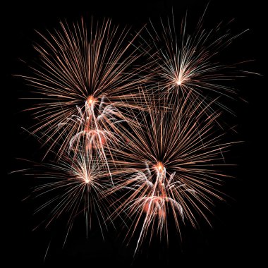 Kara gökyüzü arka planında renkli havai fişekler