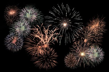 Kara gökyüzü arka planında renkli havai fişekler