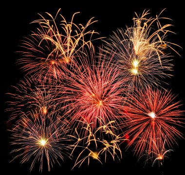 Kara gökyüzü arka planında renkli havai fişekler