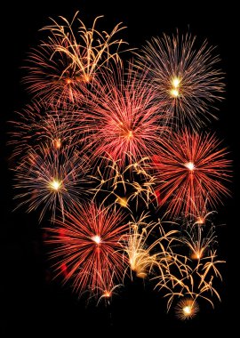 Kara gökyüzü arka planında renkli havai fişekler