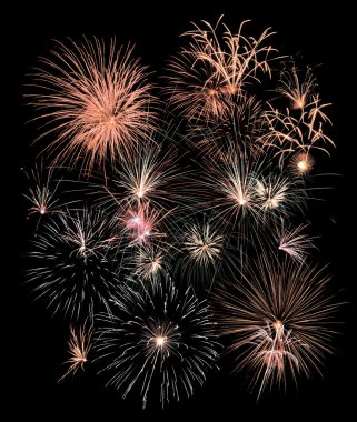 Kara gökyüzü arka planında renkli havai fişekler