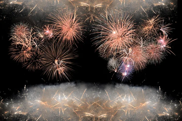 Kleurrijk vuurwerk op de zwarte lucht achtergrond — Stockfoto