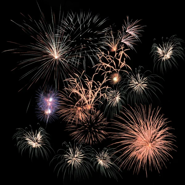 Fuegos artificiales de colores en el fondo del cielo negro — Foto de Stock