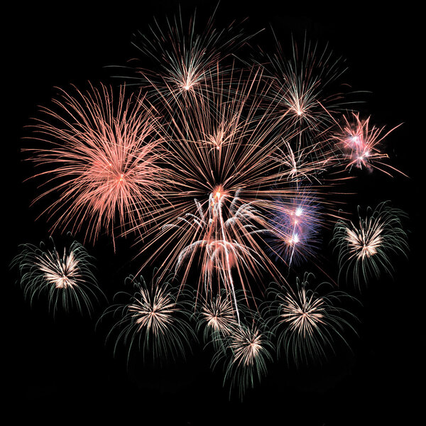 Красочные фейерверки на фоне черного неба