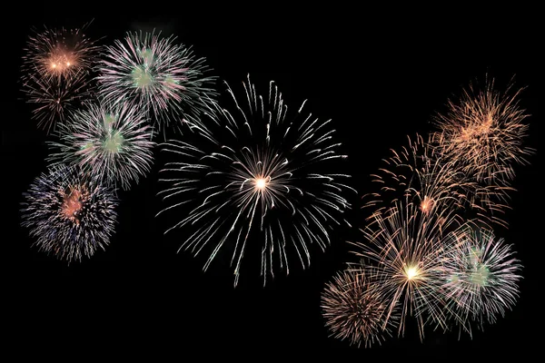 Kleurrijk vuurwerk op de zwarte lucht achtergrond — Stockfoto